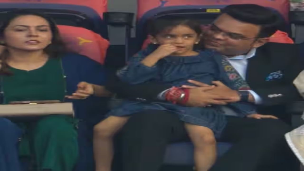 आयपीएल 2025 अंतिम सामन्याला आयसीसी अध्यक्ष जय शाह सपत्नीक उपस्थित आहेत. जय शाह यांच्या पत्नीचे नाव रिशीता पटेल असं आहे. जय शाह यांनी 2019 साली बीसीसीआयच्या सचिवपदाची जबाबदारी स्वीकारली होती. जय शाह यांनी 5 वर्ष सचिव पदाची जबाबदारी सांभाळली. त्यानंतर 2024 साली  जय शाह यांची आयसीसीच्या अध्यक्षपदी निवड करण्यात आली. (Photo Credit : Social Media)