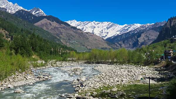 मनाली, हिमाचल प्रदेश : जुलौ महिन्यात थंड वारा, नद्यांचा खळखळात आणि घनदाट जंगलांचा आनंद घेण्यासाठी तुम्ही हिमाचल प्रदेशातील मनालीला भेट देऊ शकता. या ठिकाणी हिडिंबा मंदिर, रोहतांग पास, सोलांग व्हॅली ही येथील प्रमुख भेट देण्याची ठिकाणे आहेत.
