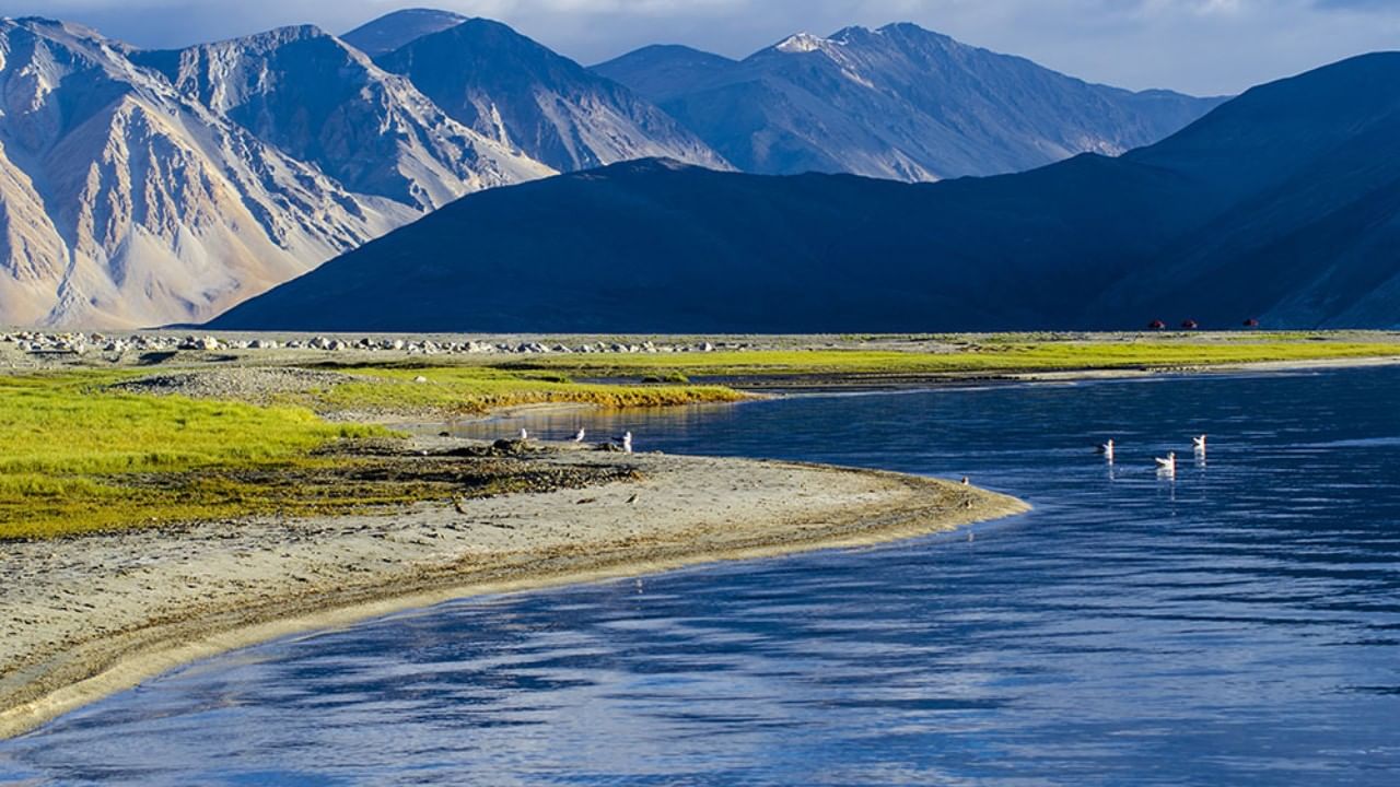 लेह-लडाख : जुलैमध्ये लेह-लडाखमधील बर्फ वितळतो, त्यामुळे या भागातील रस्ते उघडतात. त्यामळे तुम्ही लडाखला भेट देण्याची योजना आखू शकता. पँगोंग तलाव, खारदुंग ला पास, लेह बाजार, ठिक्से मठ हे या भागातील प्रमुख भेट देण्याची ठिकाणे आहेत.  