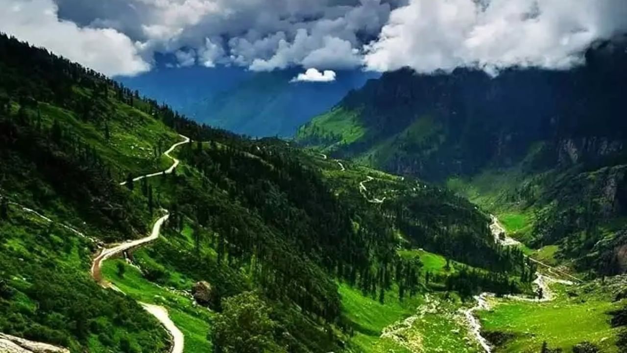 शिमला, हिमाचल प्रदेश : जुलैमध्ये पडणााऱ्या पावसामुळे शिमला या हिल स्टेशनचे सौंदर्यं आणखी वाढते. येथील हिरव्या दऱ्या लक्ष वेधून घेतात.  रिज पार्क, जाखू मंदिर, मॉल रोड ही काही प्रमुख ठिकाणे खास आहेत. त्यामुळे या हिल स्टेशनला तुम्ही भेट देऊ शकता. 