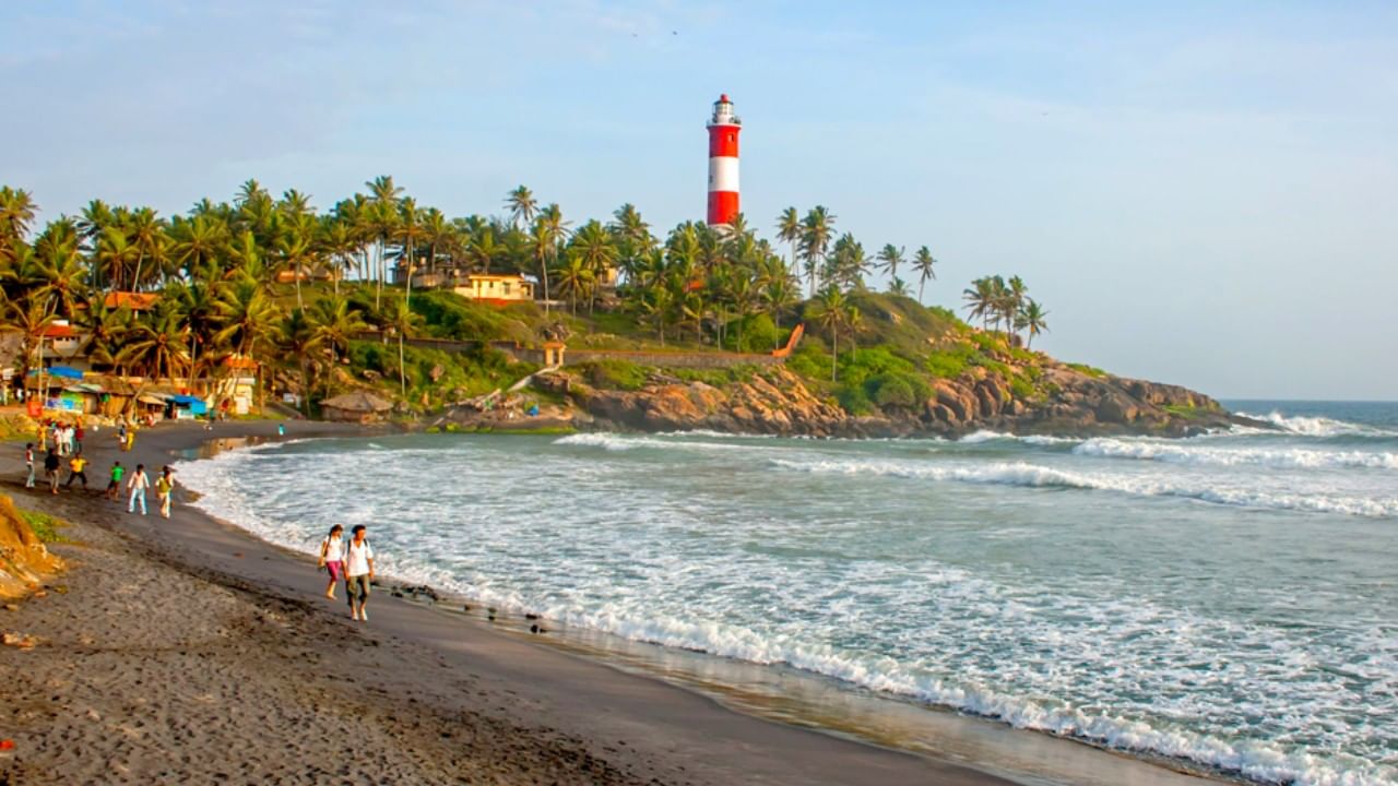 कोवलम, केरळ : तुम्हाला मान्सूनच्या पावसात समुद्र किनाऱ्याचे सौंदर्य अनुभवायचे  असेल तर तुम्ही केरळमधील कोवलमला नक्की भेट द्या. कोवलम बीच, लाइटहाऊस, बॅकवॉटर टूर ही या ठिकाणाची प्रमुख आकर्षणे आहेत.