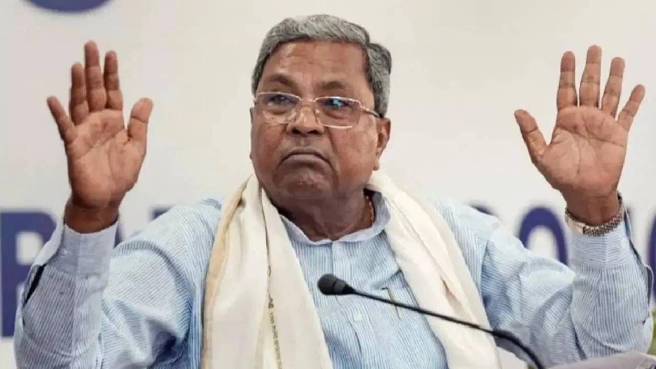 मोठी बातमी! कर्नाटकच्या मुख्यमंत्र्यांना ईडीचा दणका, 100 कोटींची मालमत्ता जप्त! मोठी बातमी! कर्नाटकच्या मुख्यमंत्र्यांना ईडीचा दणका, 100 कोटींची मालमत्ता जप्त!