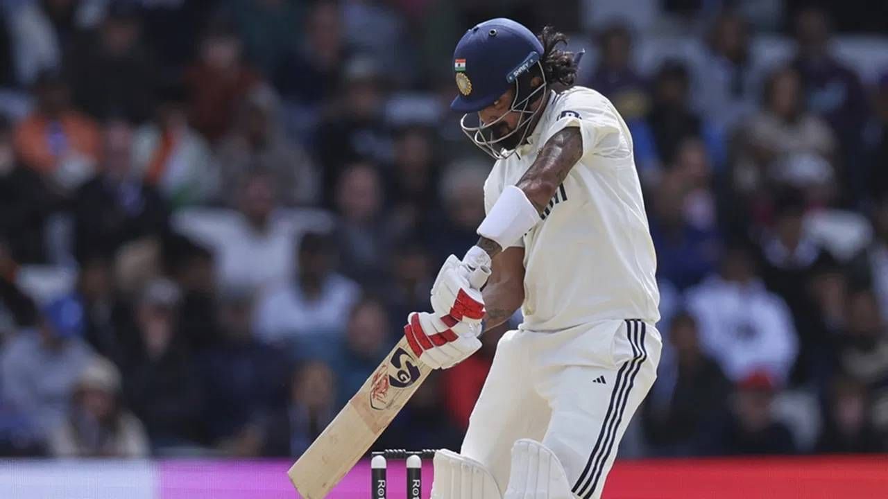 केएल राहुल बाहेर जाताच ड्रिंक्स ब्रेक घेण्यात आला. राहुलने त्याच्या कारकिर्दीतील नववं कसोटी शतक झळकावले. मोठी गोष्ट म्हणजे त्याने विदेशी भूमीवर आठवं शतक आहे. (फोटो- PTI)