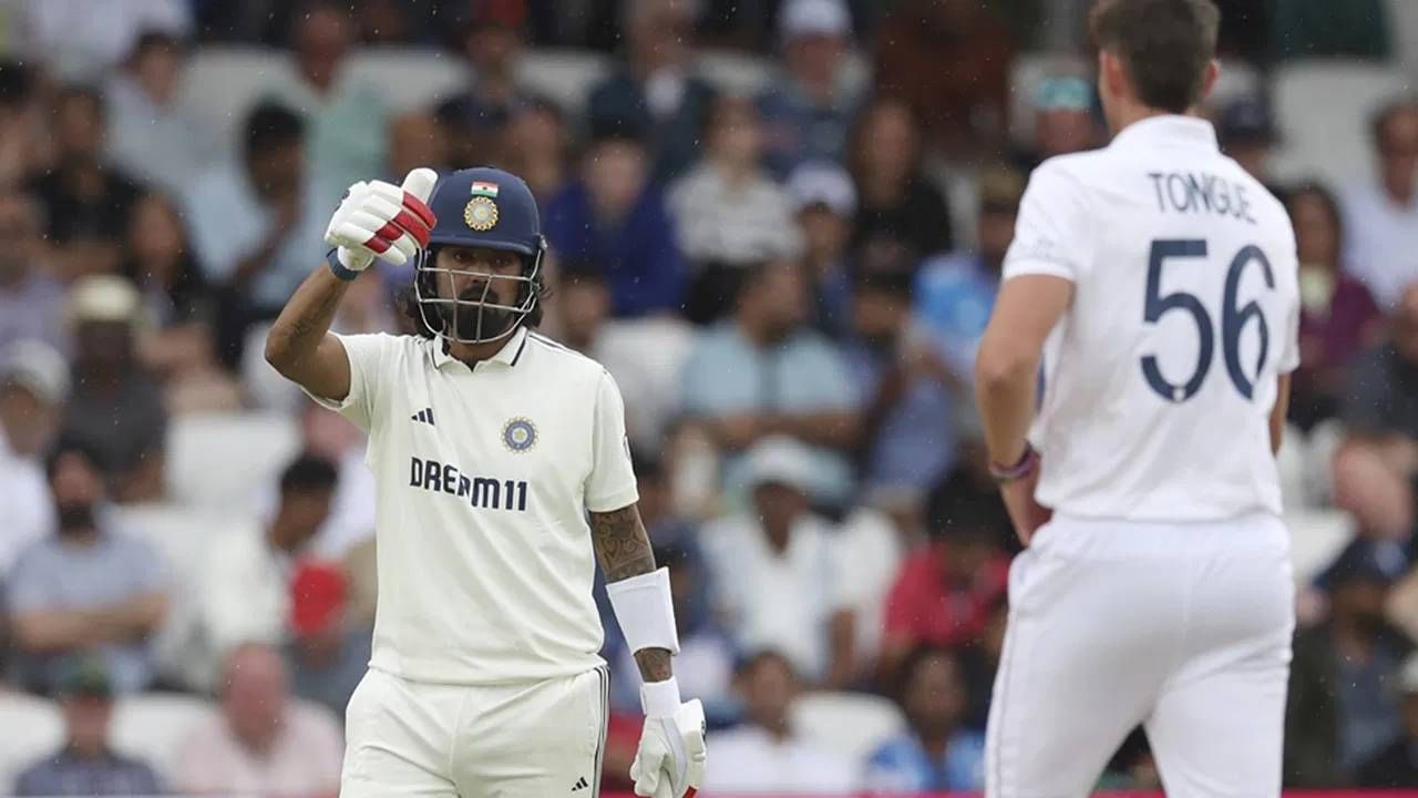 शतक ठोकल्यानंतर केएल राहुलला नीट सेलिब्रेशनही करता आलं नाही. शतक ठोकल्यानंतर त्याने बॅट उंचावली आणि थेट मैदानाबाहेर धूम ठोकली. (फोटो- PTI)