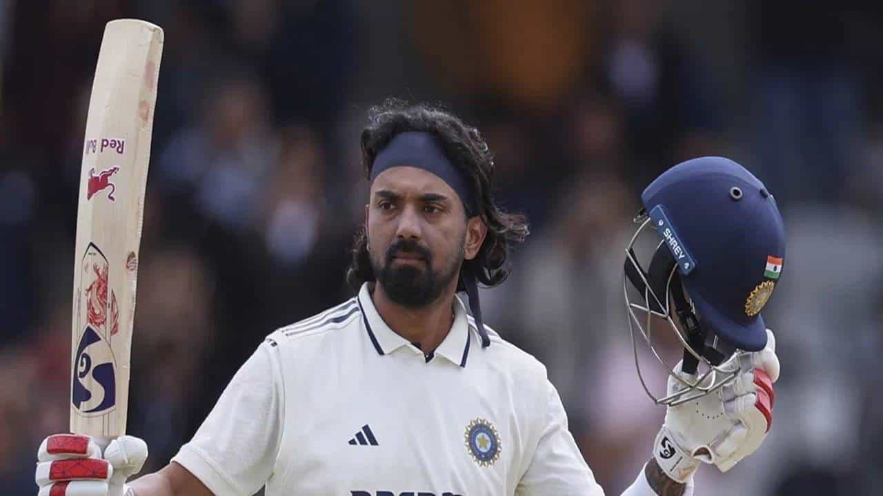 लीड्स कसोटीच्या दुसऱ्या डावात केएल राहुलने शानदार शतक झळकावले. या खेळाडूने 137 धावांची खेळी केली. पहिल्या डावात केएल राहुल अर्धशतक झळकावू शकला नाही. पण दुसऱ्या डावात त्याने कमबॅक केलं आणि शतक ठोकलं. (फोटो- PTI)