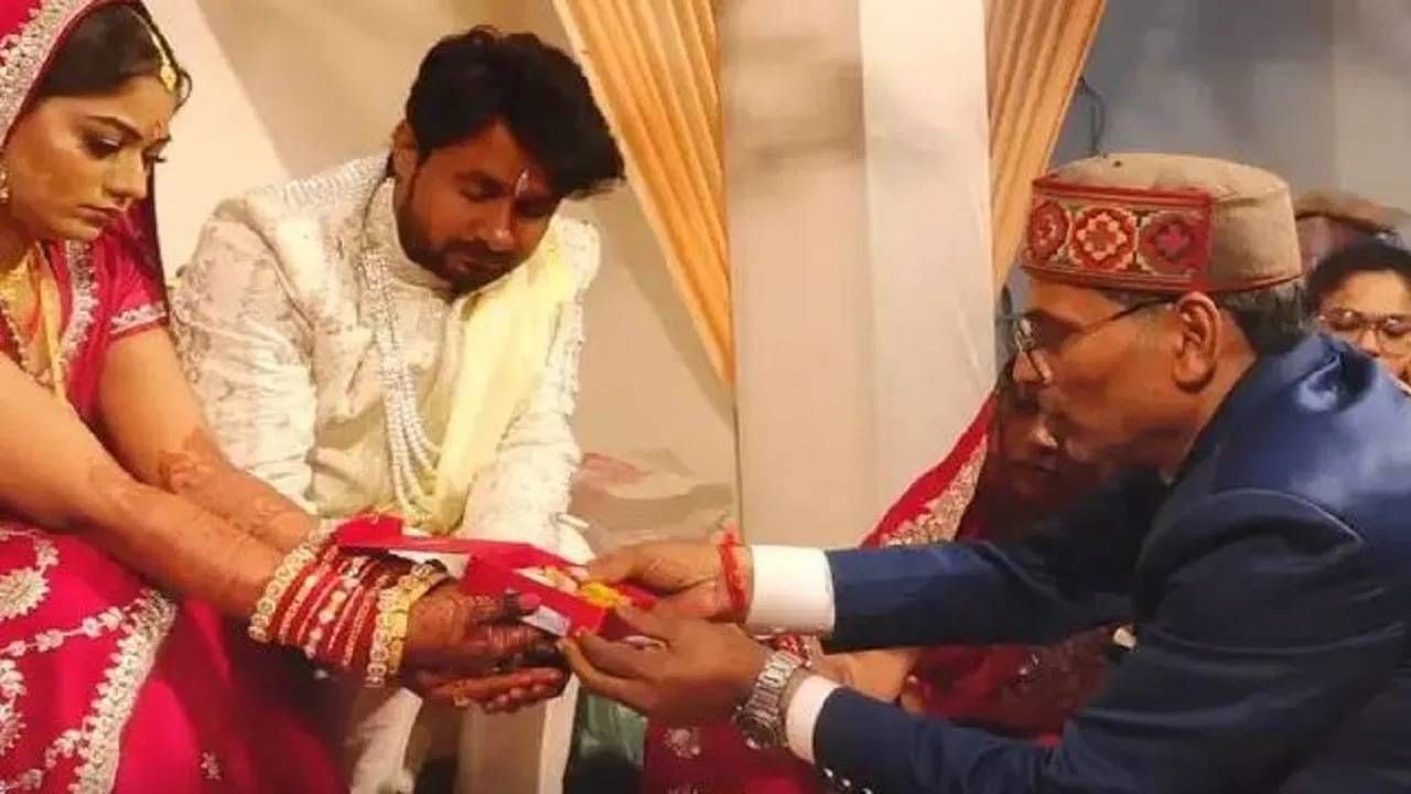 या फोटोंमध्ये दोघे खूप खूश दिसतायत. मात्र, नंतर असं वाटतं की, दोघे काहीतरी विचार करतायत. राजाने रोमँटिक अंदाजात सोनमला प्रपोज केलं होतं. 