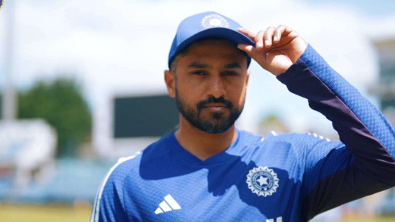 करुण नायरचं 8 वर्षानंतर टीम इंडियात कमबॅक झालं आहे. यापूर्वी 2017 मध्ये ऑस्ट्रेलियाविरुद्ध शेवटचा कसोटी सामना खेळला होता. त्यानंतर 2025 मध्ये इंग्लंड दौऱ्यात संधी मिळाली आहे. देशांतर्गत क्रिकेटमध्ये चांगली कामगिरी केल्यानंतर त्याला टीम इंडियाचं तिकीट मिळालं. इंडिया ए कडून खेळताना त्याने इंग्लंड लायन्सविरुद्ध चांगली खेळी केली होती. (फोटो- बीसीसीआय)