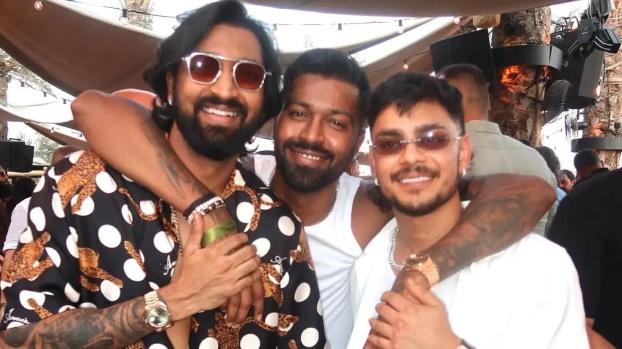 हार्दिक पंड्या याच्यासह या फोटोंमध्ये कृणाल पंड्या आणि ईशान किशन दिसत आहेत. तिघेही एकदम रिलॅक्स मूडमध्ये दिसत आहेत. हार्दिक आणि कृणालने एकमेकांच्या खांद्यावर हात टाकले आहेत. तर ईशानही या फोटोत दिसत आहे. (PHOTO CREDIT- INSTAGRAM)
