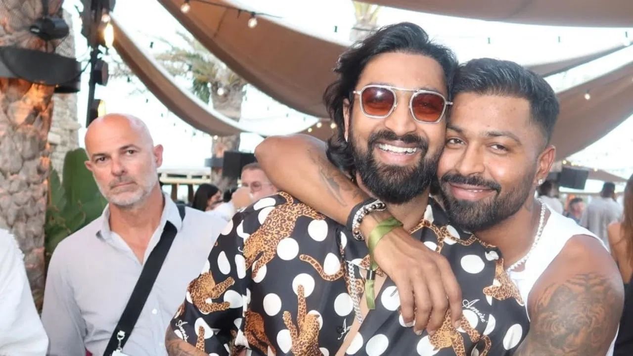 हार्दिक आणि कृणाल दोघेही अखेरीस आयपीएलच्या 18 व्या मोसमात खेळत होते. कृणालने आरसीबीला 18 व्या वर्षी पहिली आयपीएल ट्रॉफी जिंकून देण्यात निर्णायक भूमिका बजावली. तर हार्दिकने त्याच्या नेतृत्वात मुंबई इंडियन्सला क्वालिफायर-2 पर्यंत पोहचवलं.  (PHOTO CREDIT- INSTAGRAM)