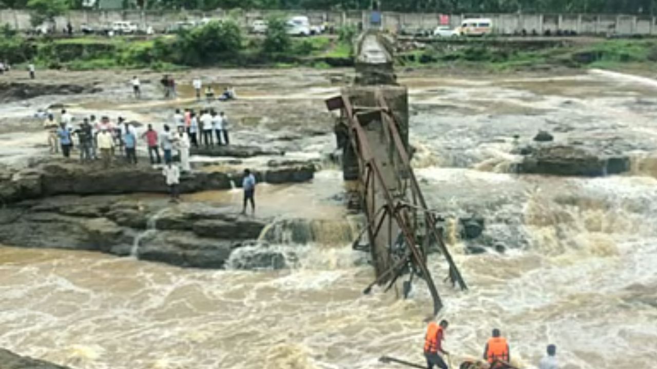 कुंडमळा दुर्घटनेनंतर पुणे जिल्ह्यातील सर्व धोकादायक लहान पूल पाडण्याचा निर्णय कुंडमळा दुर्घटनेनंतर पुणे जिल्ह्यातील सर्व धोकादायक लहान पूल पाडण्याचा निर्णय
