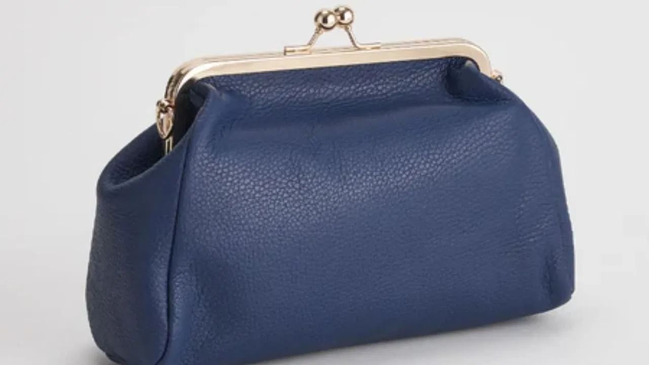 झोपताना उशीखाली पैसे ठेवून झोपणाची सवय असणाऱ्याला नेहमीच आर्थिक अडचणींचा सामना करावा लागतो.