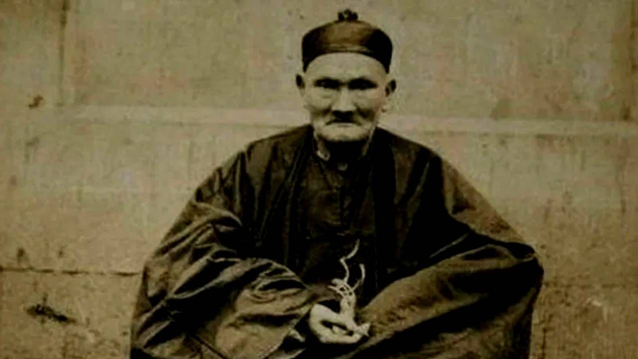 मिळालेल्या माहितीनुसार या व्यक्तीचे नाव ली चिंग-युन (Li Ching-Yuen) असे होते. त्यांचा जन्म 3 मे 1677 रोजी झाला होता. तर त्यांचे निधन 6 मे 1933 रोजी झाले होते. (ली चिंग-युन यांचा फोटो)