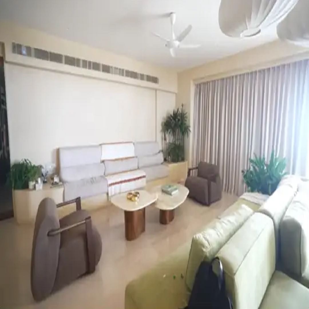 जावेद जाफरीच्या घरातील हा हॉल थोडासा खाजगी आहे, जिथे कुटुंबातील सदस्य बसून वेळ घालवतात. राखाडी रंगाचा सोफा हलक्या रंगाच्या गाद्यांनी सजवलेला आहे. बाजूला दोन पांढऱ्या आरामदायी खुर्च्या आणि झाडे आहेत जी सौंदर्य वाढवत आहेत.