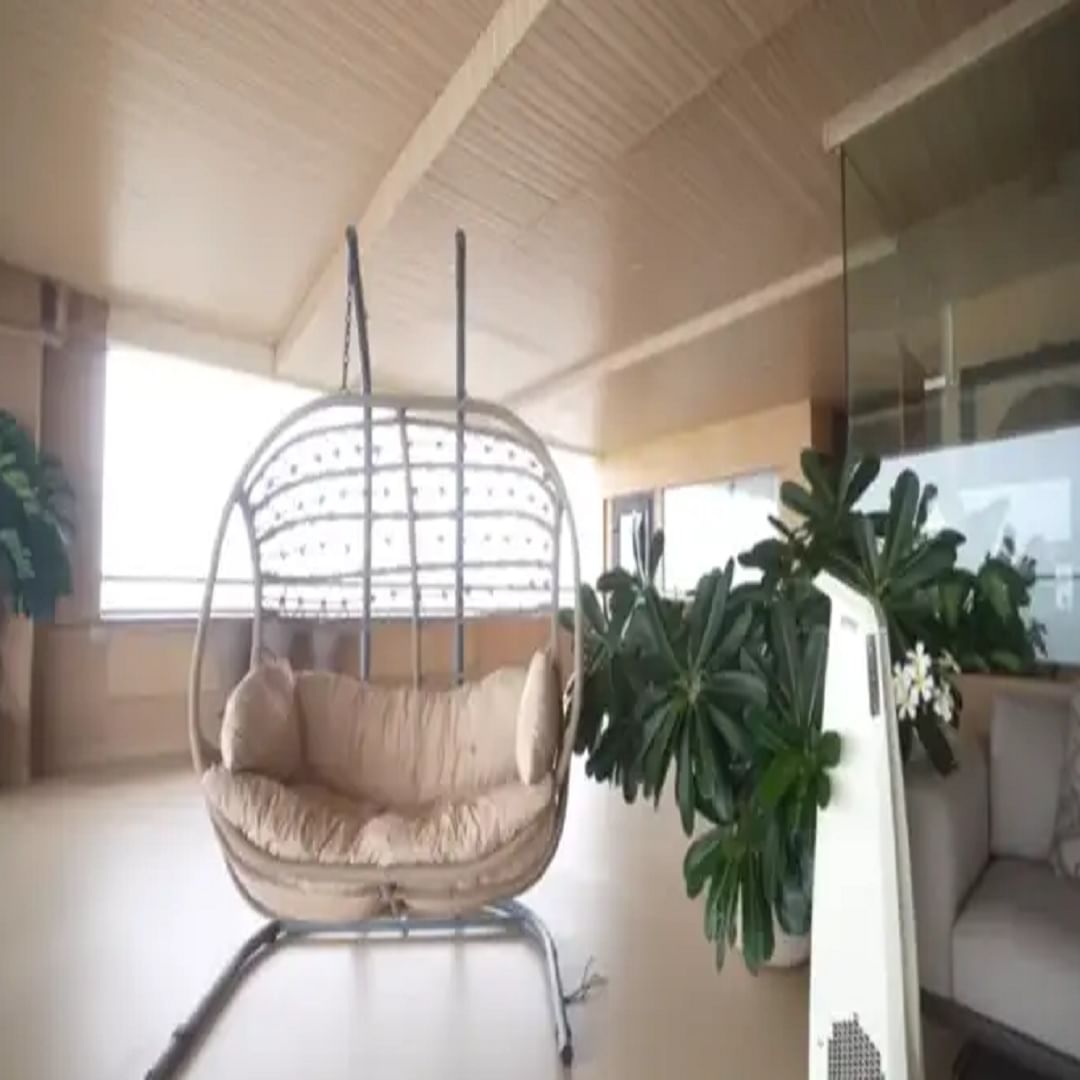 जावेद जाफरीचे घर इतके मोठे आहे की त्यांच्या घराच्या मोकळ्या भागात एक आलिशान झुला बसवला आहे. येथे बसून आरामात संध्याकाळचा चहा पिऊ शकतो. घरातील झाडे एक उत्कृष्ट लूक देतात, विशेष म्हणजे एका कुंडीत चमेलीचे रोप देखील लावले आहे.