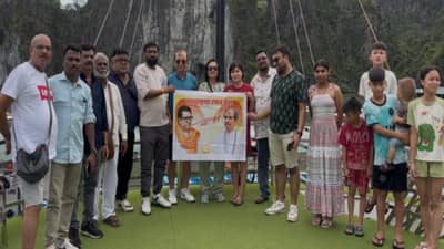 महाराष्ट्रासाठी ठाकरे बंधूंनी एकत्र यावे, व्हिएतनामच्या राजधानीत फडकला ठाकरे बंधूंचा बॅनर