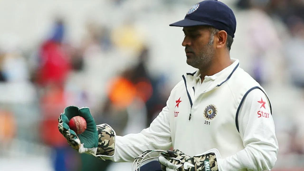 टीम इंडियाचा माजी कर्णधार आणि विकेटकीपर महेंद्रसिंह धोनी याने 90 कसोटी सामने खेळले आहेत. धोनीने या दरम्यान 256 कॅचेस घेतल्या आहेत. तसेच धोनीने 38 फलंदाजांना स्टंपिंग केलं. धोनीने कसोटीत 38.09 च्या सरासरीने 6 शतकं आणि 33 अर्धशतकांच्या मदतीने 4 हजार 876 धावा केल्या आहेत. (Photo-Chris Hyde/Getty Images)