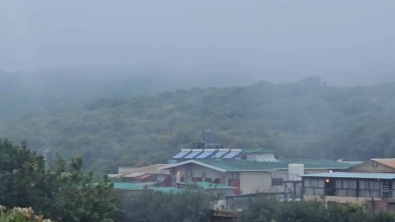 महाबळेश्वर शहर सह्याद्रीच्या पर्वतरांगेत आहे. येथील हवामान थंड असते. निसर्गाने भरभरुन दान या भूमीला दिले आहे. यामुळे या ठिकाणी निसर्गरम्य दृश्ये पर्यटकांना पाहायला मिळतात. देशभरातील पर्यटक महाबळेश्वर येत असतात. 