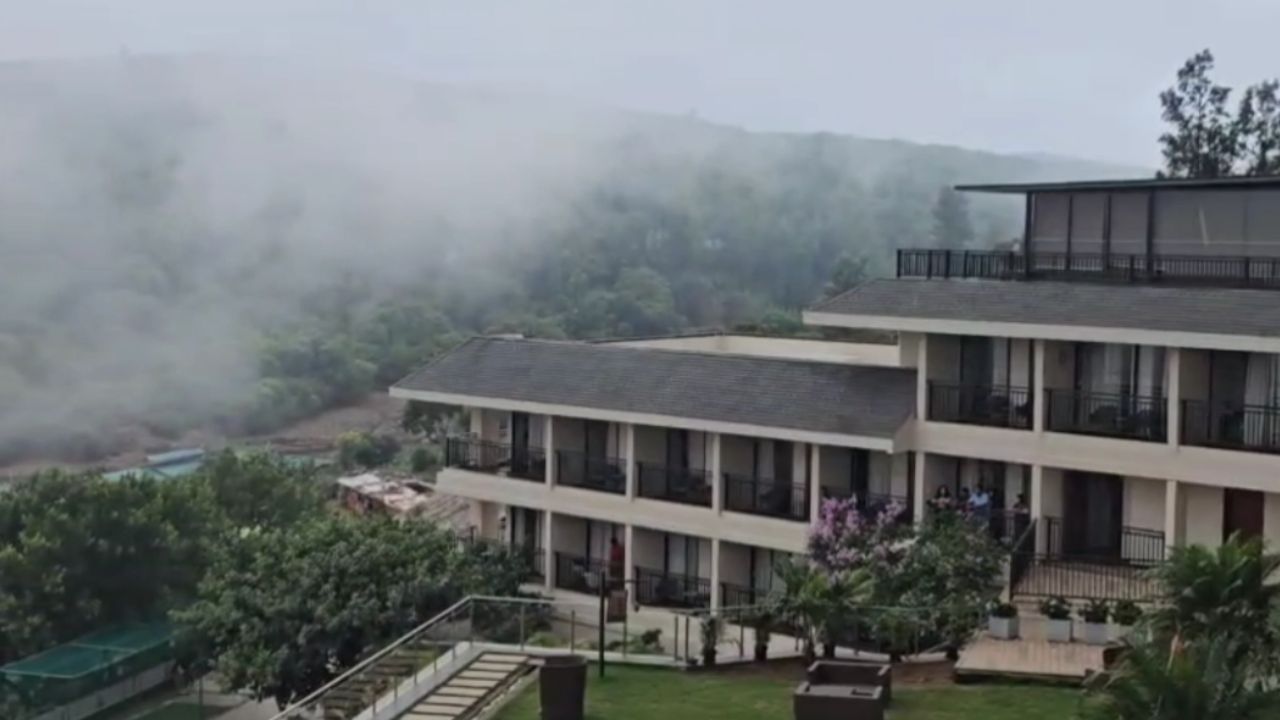 उन्हाळ्याच्या शेवटच्या हंगामामुळे महाबळेश्वरमध्ये मोठी गर्दी पाहायला मिळत आहे. पावसामुळे या ठिकाणचे सौंदर्य खुलले आहे. सध्या हा पूर्ण परिसर धुक्यामध्ये हरवलेला पाहायला मिळत आहे. यामुळे महाबळेश्वरमधील अनेक पॉईंटचे सौदर्य अधिकच वाढले आहे.