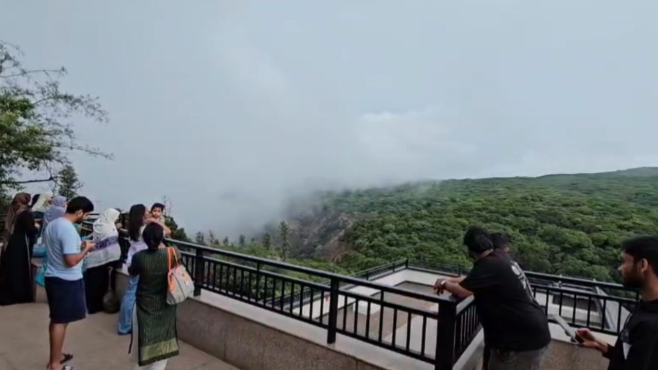 महाबळेश्वरमध्ये शनिवार आणि रविवार पर्यटकांची गर्दी अधिकच वाढत आहे. शाळांच्या सुट्या आणि शनिवारी अन् रविवारी विविध कार्यालयांना असलेल्या सुट्यांमुळे अनेकांची पावले पर्यटनाकडे वळत आहे. त्यासाठी महाबळेश्वरला पसंती दिली जात आहे.