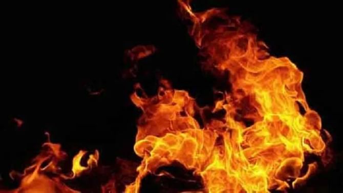 माहीममध्ये अग्नितांडव! सिलिंडरच्या स्फोटामुळे लागली आग, एकाचा मृत्यू, माहीममध्ये अग्नितांडव! सिलिंडरच्या स्फोटामुळे लागली आग, एकाचा मृत्यू,