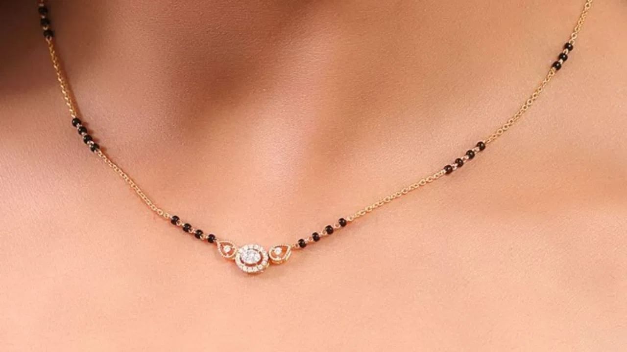 वैवाहिक जीवनातील समृद्धी, सुरक्षितता आणि स्थैर्य दर्शवण्यासाठी काळ्या मण्यांचा वापर केला जातो. हे मणी पती-पत्नीच्या नात्याचे कोणत्याही प्रकारच्या नकारात्मकतेपासून संरक्षण करतात. तसेच त्यांचे वैवाहिक जीवन आनंदी आणि स्थिर ठेवण्यास मदत करतात असे मानले जाते.