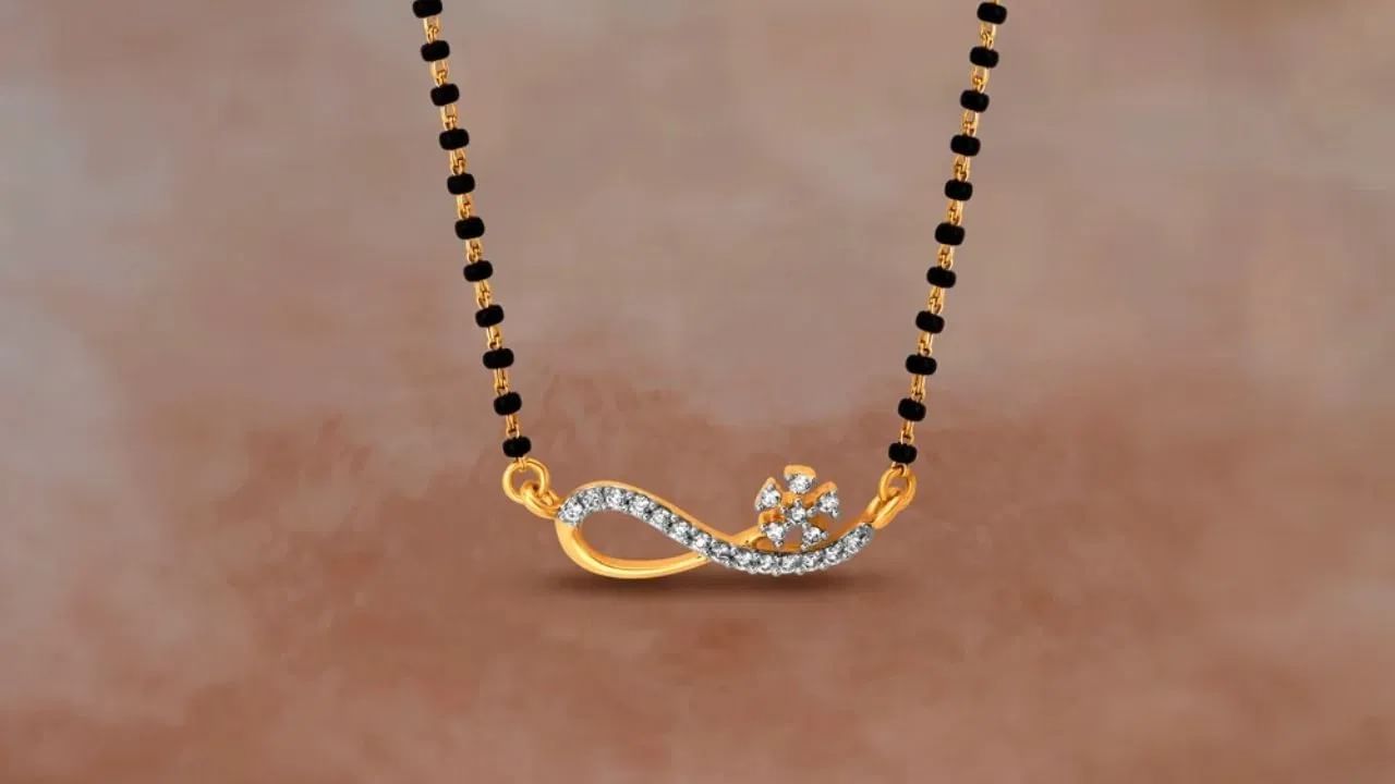 हिंदू विवाह परंपरेमध्ये मंगळसूत्र हा केवळ एक अलंकार नसून तो पती-पत्नीमधील पवित्र नातेसंबंधाचे आणि सौभाग्याचे प्रतीक मानला जातो.