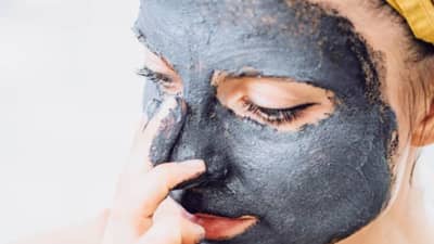 स्वयंपाकघरात असलेल्या या एका गोष्टीने बनवा चारकोल मास्क, लावताच चेहरा चमकेल