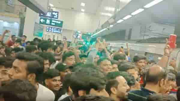 बंगळुरु मेट्रो स्टेशन परिसरात भयानक गर्दीची स्थिती, पाय ठेवण्यासाठी जागा नाही Watch Video