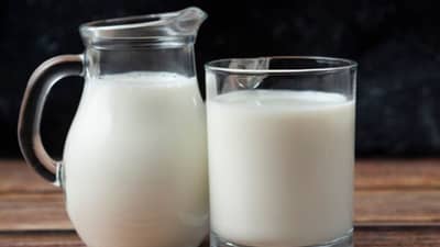 रात्री झोप येत नसेल तर तुमच्या आहारात या पाच पेयांचा करा समावेश