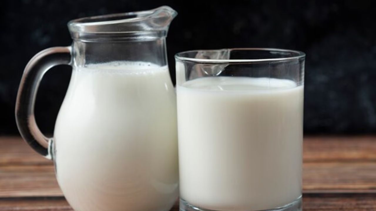 रात्री झोप येत नसेल तर तुमच्या आहारात 'या' पाच पेयांचा करा समावेश