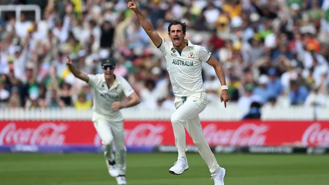 ऑस्ट्रेलियाच्या मिचेल स्टार्कने वर्ल्ड टेस्ट चॅम्पियनशिप 2025 स्पर्धेच्या अंतिम फेरीत चमकदार कामगिरी केली. पण संघाला यश मिळवून देण्यात अपयश आलं. पण त्याने आपल्या शानदार गोलंदाजीच्या जोरावर एक नवा विश्वविक्रम प्रस्थापित केला आहे. श्रीलंकेचा दिग्गज फिरकीपटू मुथय्या मुरलीधरनचा विक्रम मोडला आहे. (फोटो- Gareth Copley/Getty Images)