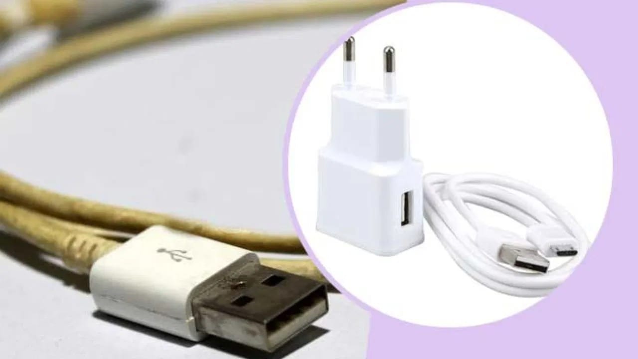 यामुळे चार्जरवर लागलेली सर्व घाण स्पंजला चिकटून राहील. त्यानंतर तुमचा चार्जर पूर्वीसारखा स्वच्छ दिसेल. हे मिश्रण वापरून साफ केल्यानंतर एका ओल्या कापडाने चार्जर पूर्णपणे स्वच्छ पुसून घ्या.