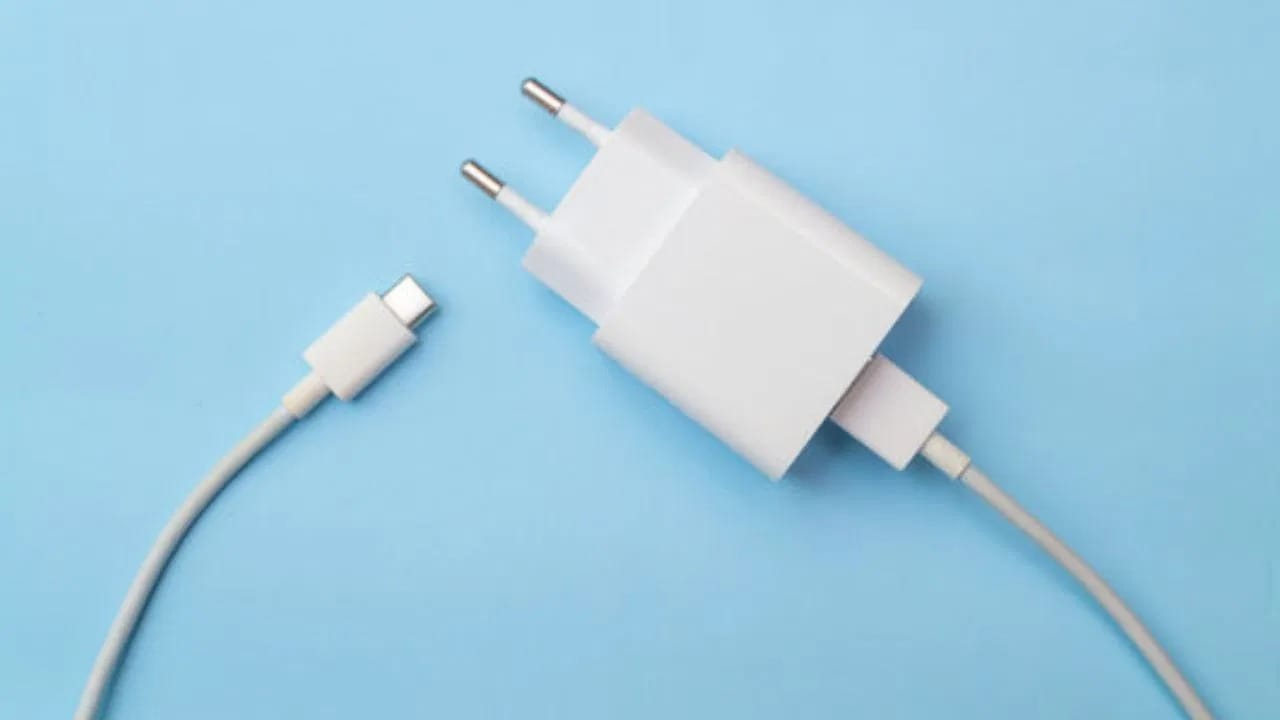 जर तुम्हाला काळपट पडलेला चार्जर पुन्हा नव्यासारखा पांढरा आणि चमकदार बनवायचा असेल तर काही सोप्या युक्त्या करु शकता. यामुळे तुमचा चार्जर पुन्हा नवीन दिसेल.