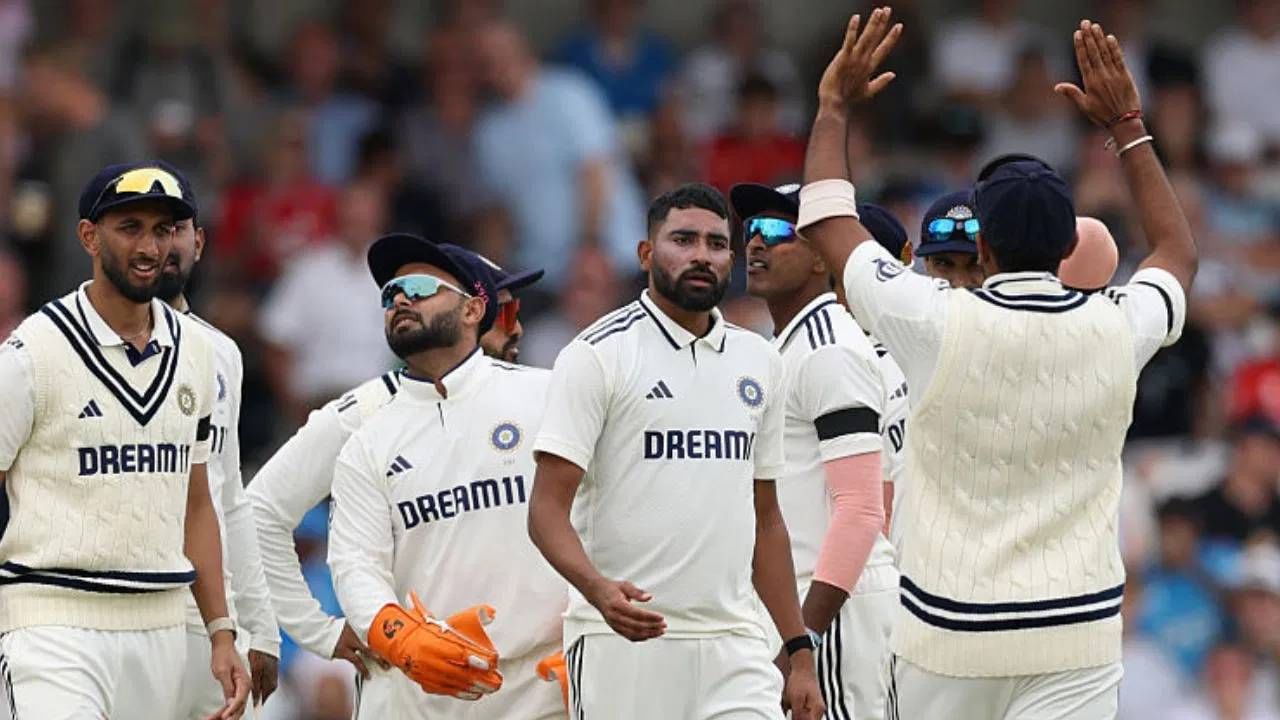 मोहम्मद सिराजने 27 षटकांमध्ये एकही निर्धाव षटक टाकलं नाही हे विशेष.. ऑस्ट्रेलिया दौऱ्यातही मोहम्मद सिराजची कामगिरी काही खास नव्हती. मोहम्मद सिराजने 37 कसोटीत आतापर्यंत 102 विकेट घेतल्या आहेत. (फोटो- Alex Davidson/Getty Images)