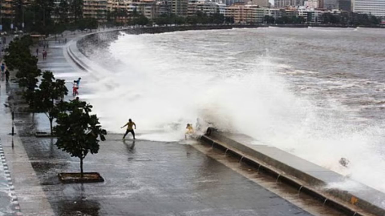 Mumbai High Tight : मुंबईकरांनो सावधान! समुद्रात आज सर्वात मोठी भरती; उंच लाटा उसळणार Mumbai High Tight : मुंबईकरांनो सावधान! समुद्रात आज सर्वात मोठी भरती; उंच लाटा उसळणार