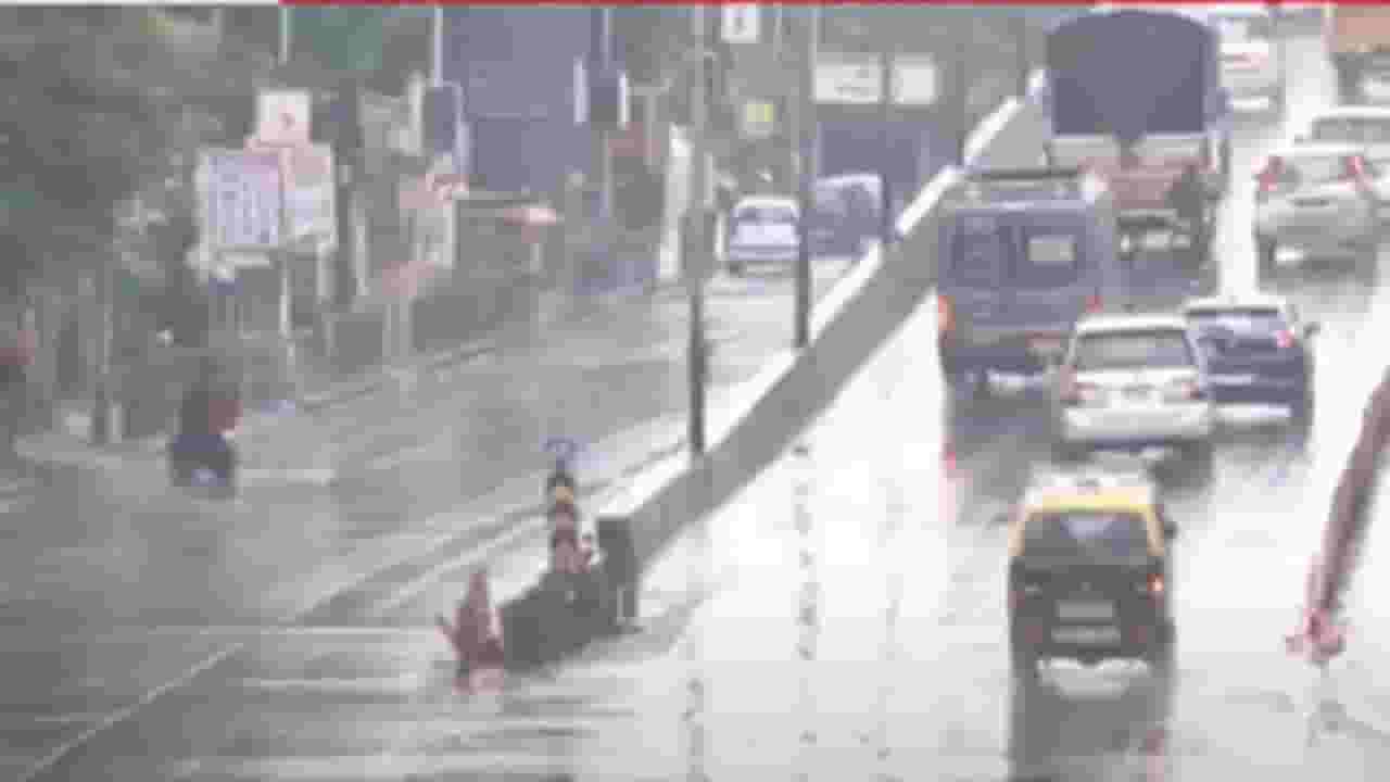 Mumbai Weather : मुंबईसह उपनगरात मुसळधार; हवामान खात्याकडून येलो अलर्ट जारी Mumbai Weather : मुंबईसह उपनगरात मुसळधार; हवामान खात्याकडून येलो अलर्ट जारी