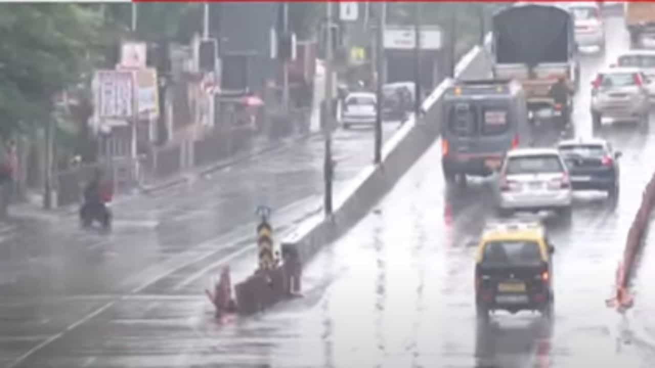 Mumbai Weather : मोसमी पावसाचं आगमन; मुंबईसह उपनगरात पावसाची संततधार सुरू Mumbai Weather : मोसमी पावसाचं आगमन; मुंबईसह उपनगरात पावसाची संततधार सुरू