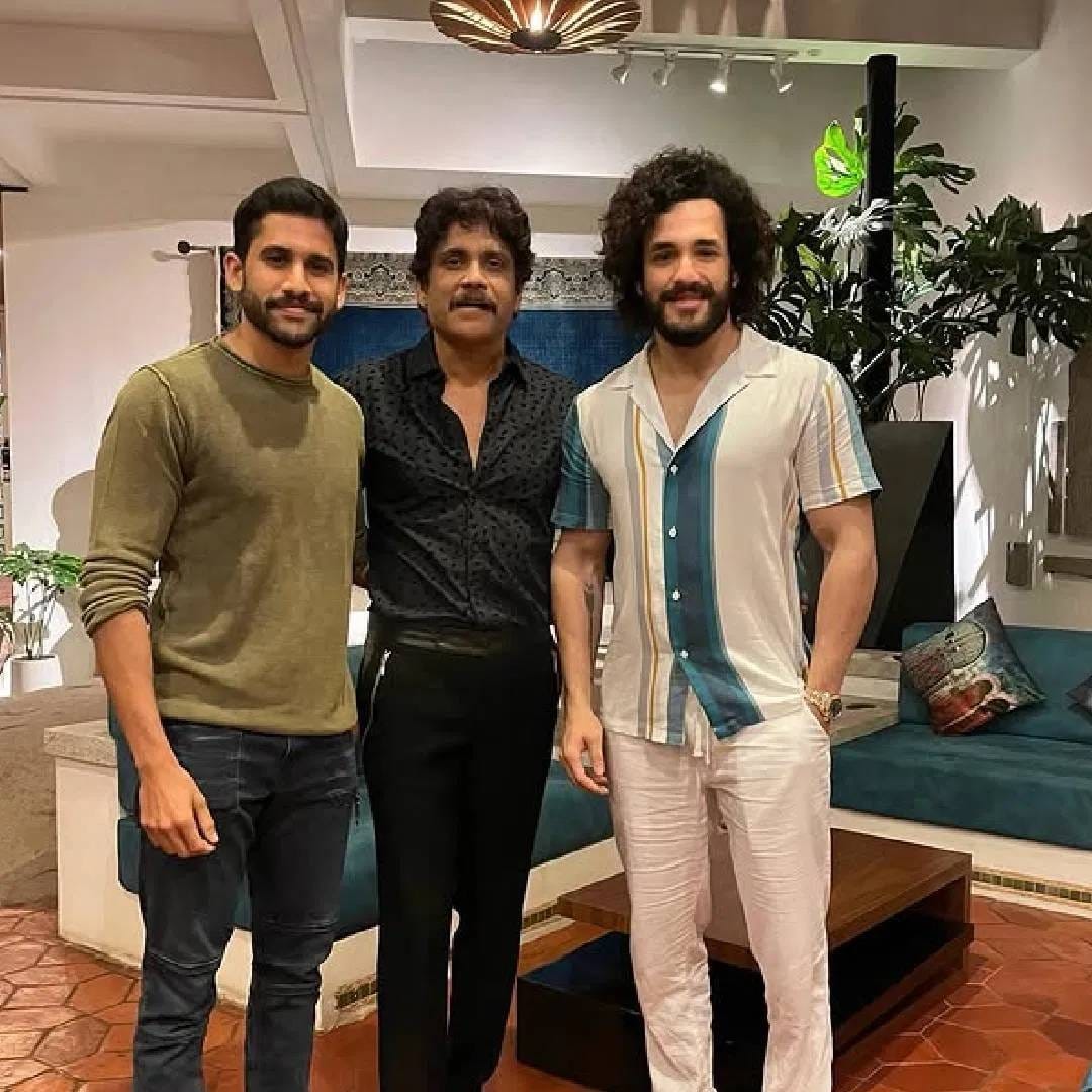 अखिल हा नागार्जुन आणि त्यांची दुसरी पत्नी आमला यांचा मुलगा आहे. नाग चैतन्य हा त्याचा सावत्र भाऊ आहे. अखिलने याआधी 2016 मध्ये श्रिया भुपालशी साखरपुडा केला होता. 2017 मध्ये दोघं लग्न करणार होते. मात्र लग्नापूर्वीच त्यांचा साखरपुडा मोडला.
