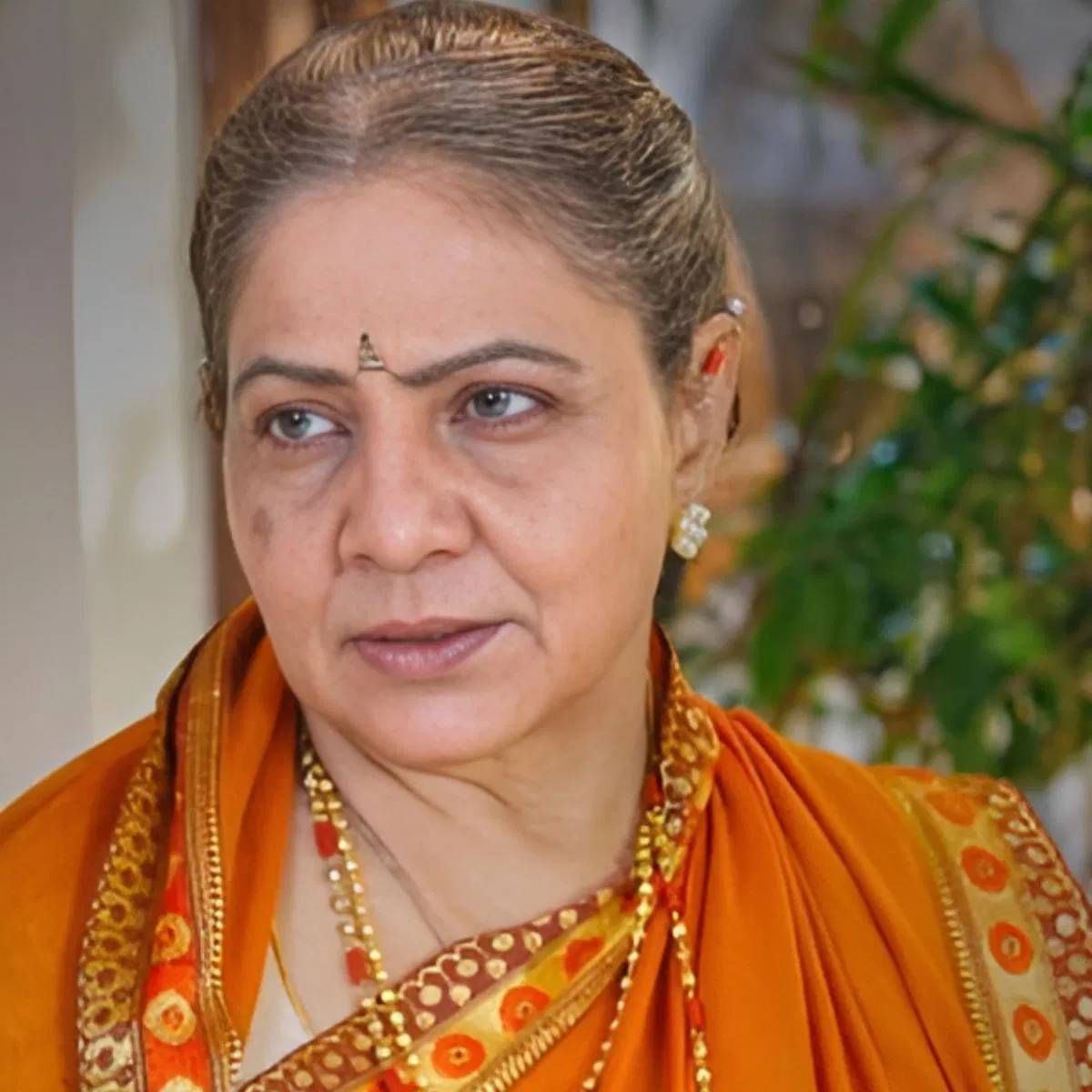 मात्र, त्यांनी वडिलांचे ऐकले आणि IIT ची प्रवेश परीक्षा उत्तीर्ण केली. पण अभिनयाची आवड इतकी प्रबळ होती की त्यांनी अभ्यास सोडला. 1973 मध्ये महाराष्ट्र राज्य नाट्य स्पर्धेत त्यांनी सर्वोत्कृष्ट अभिनेत्रीचा सुवर्णपदक पटकावला.