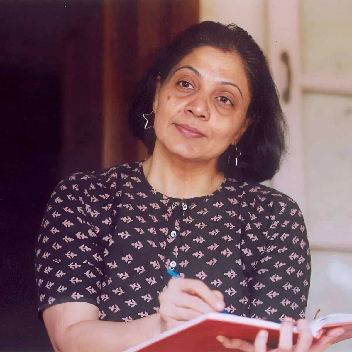 नाना पाटेकर यांच्या पत्नीचे नाव नीलकांती पाटेकर आहे. दोघांची भेट मराठी नाटकादरम्यान झाली आणि त्याचवेळी त्यांची प्रेमकहाणी सुरू झाली. 1978 मध्ये दोघांनी लग्नगाठ बांधली आणि नव्या आयुष्याची सुरुवात केली.