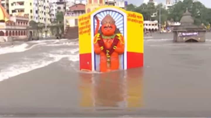 Nashik Rain : गोदावरीच्या पाणी पातळीत वाढ; दुतोंड्या मारोती गुडघ्यापर्यंत पाण्यात Nashik Rain : गोदावरीच्या पाणी पातळीत वाढ; दुतोंड्या मारोती गुडघ्यापर्यंत पाण्यात