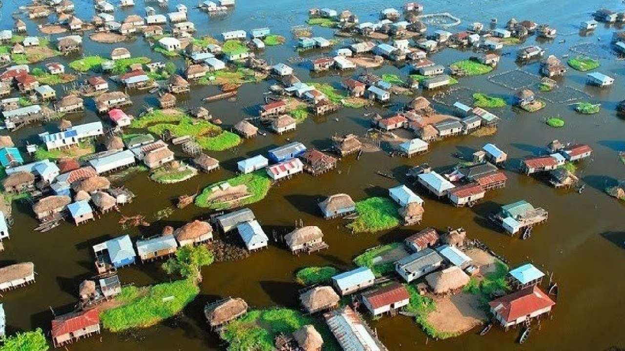 पाण्यावर वसलेले सुंदर गाव, नावेतून करावा लागतो प्रवास, बाजारही नावेतून करावा लागतो...