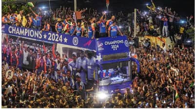 गेल्यावर्षी मुंबईत २० वर्ल्ड कप मिरवणूकीत मरिन ड्राईव्हच्या वानखेडेत टळले, ते बंगळुरुत घडले...