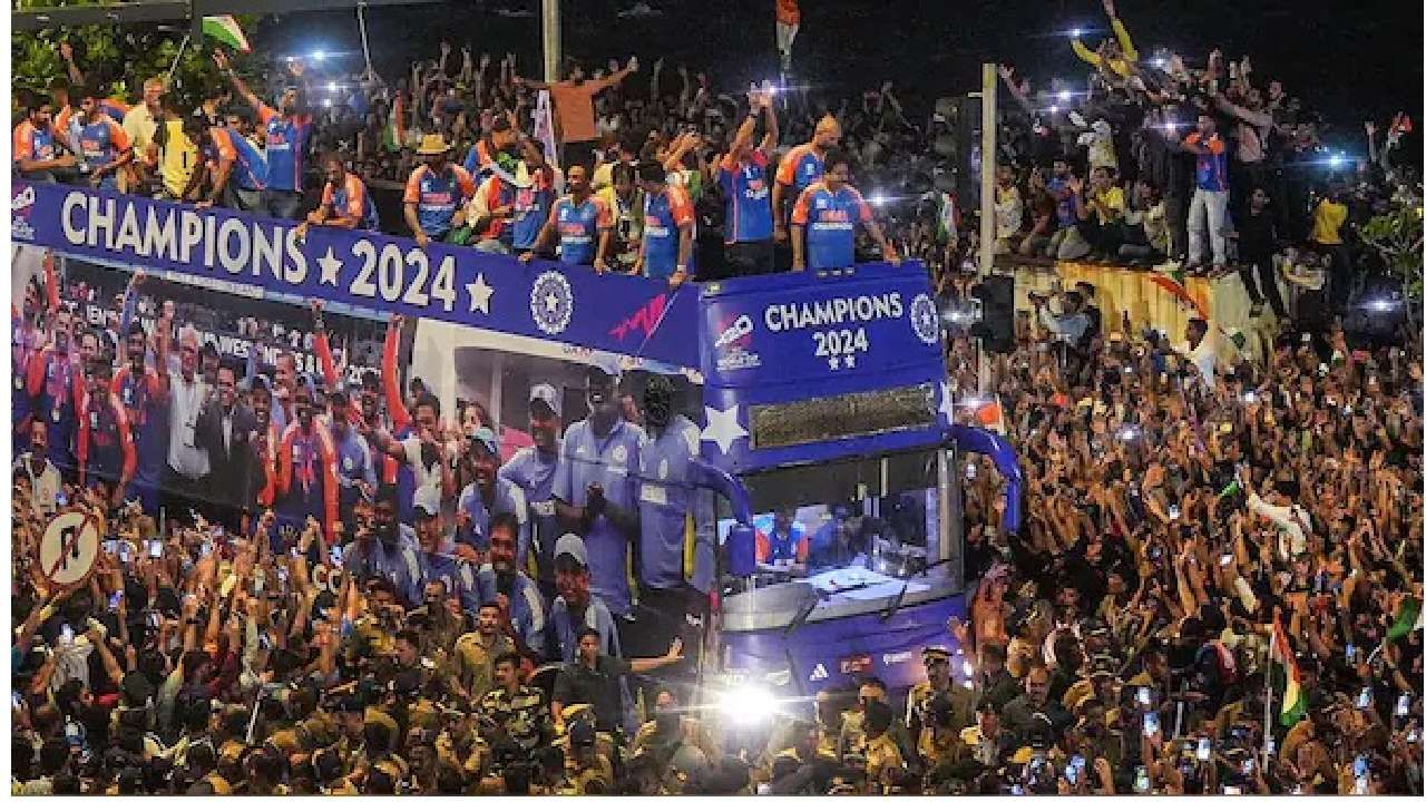 गेल्यावर्षी मुंबईत २० वर्ल्ड कप मिरवणूकीत मरिन ड्राईव्हच्या वानखेडेत टळले, ते बंगळुरुत घडले...
