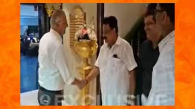 लग्न समारंभात कार्यकर्त्यांचे मिलन, सुनील प्रभू आणि नितीन सरदेसाई यांचे एकमेकांशी हस्तांदोलन चर्चेत