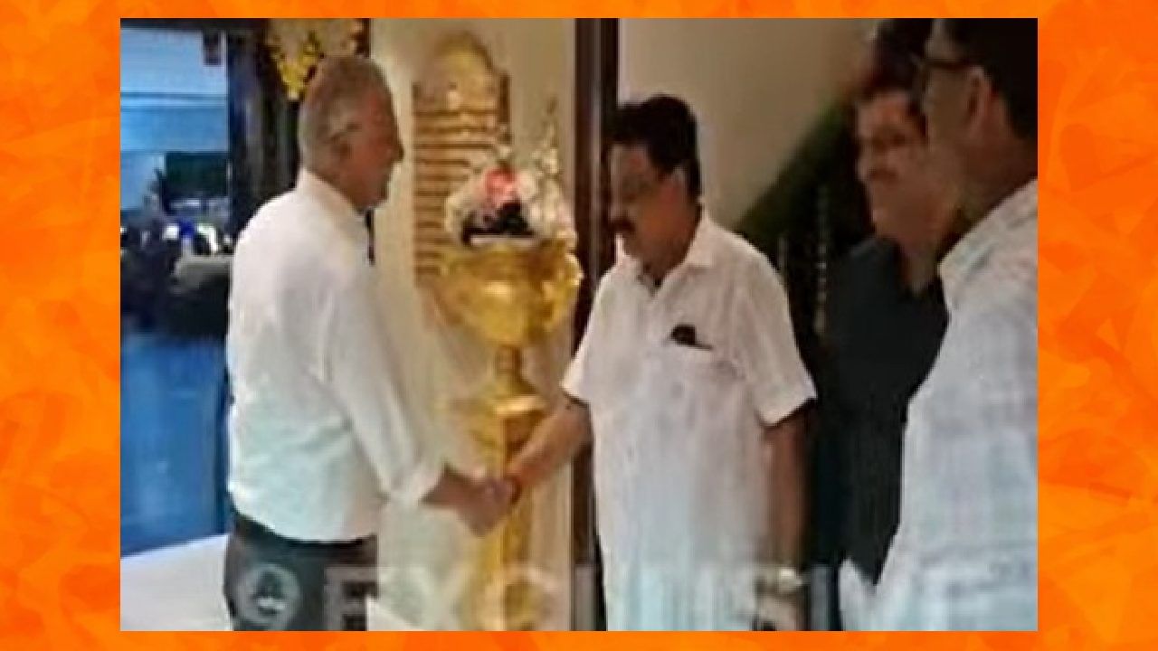 लग्न समारंभात कार्यकर्त्यांचे मिलन, सुनील प्रभू आणि नितीन सरदेसाई यांचे एकमेकांशी हस्तांदोलन चर्चेत लग्न समारंभात कार्यकर्त्यांचे मिलन, सुनील प्रभू आणि नितीन सरदेसाई यांचे एकमेकांशी हस्तांदोलन चर्चेत