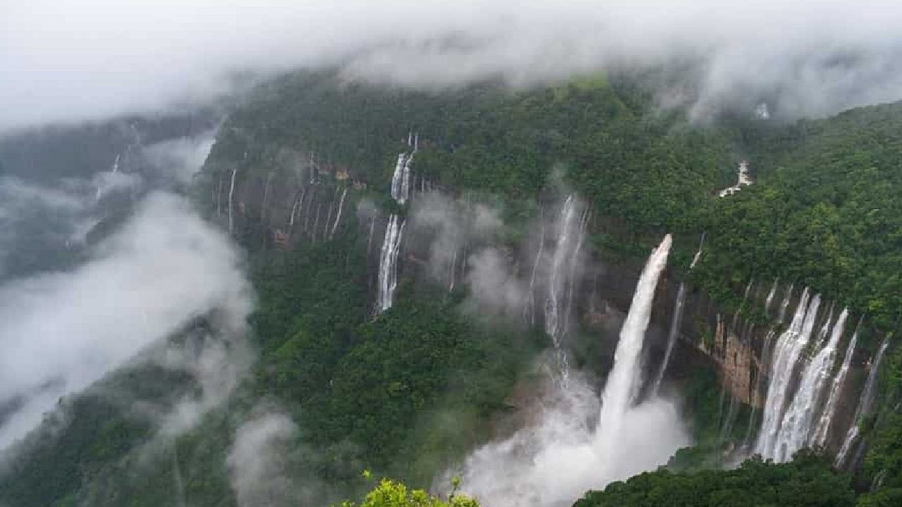 पावसाळ्यात बाहेर फिरायला जायचं? तर मेघालयाच्या चिरापुंजीतील 'ही' ठिकाणं आहेत सर्वोत्तम पावसाळ्यात बाहेर फिरायला जायचं? तर मेघालयाच्या चिरापुंजीतील 'ही' ठिकाणं आहेत सर्वोत्तम