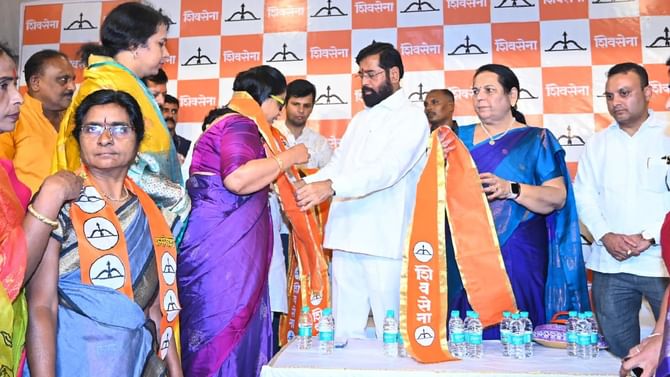 या 4 जिल्ह्यात उबाठा गटाला खिंडार,11 माजी नगरसेवकांच्या हाती धनुष्यबाण या 4 जिल्ह्यात उबाठा गटाला खिंडार,11 माजी नगरसेवकांच्या हाती धनुष्यबाण