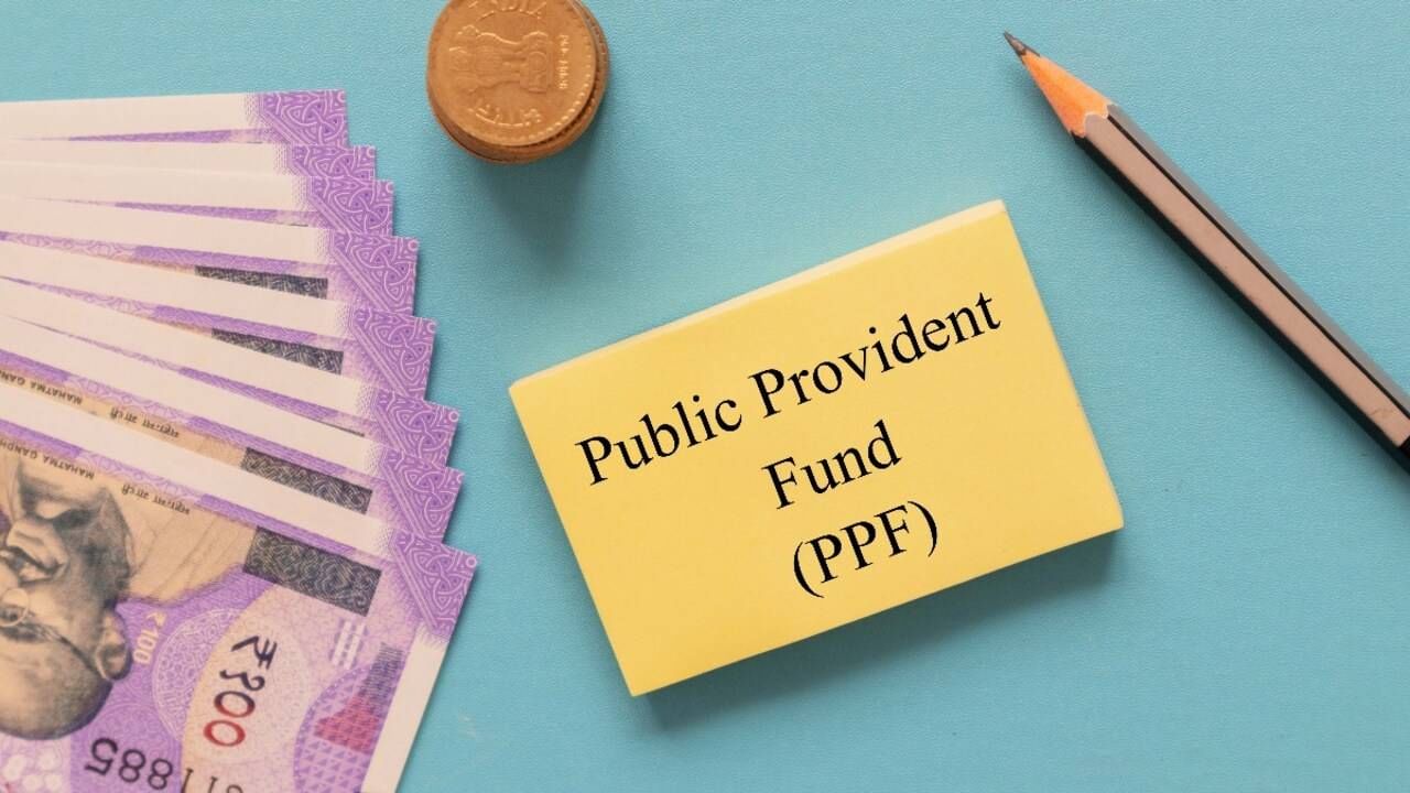PPF मध्ये वार्षिक जास्तीत जास्त 1.5 लाखांची गुंतवणूक करता येते. या योजनेवर सध्या  7.1 टक्के व्याज मिळते. ही रक्कम 15 वर्षांत परिपूर्ण होते. मॅच्युर होते. पण 15 वर्षानंतर गुंतवणूक सुरू ठेवल्यास मोठा फायदा होतो.