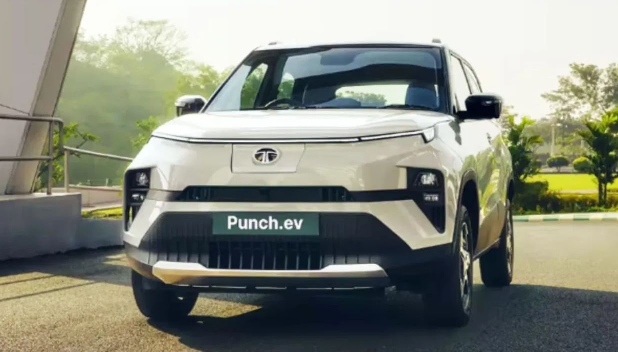 Tata Punch EV: किंमत: 9.99 लाख – 14.44 लाख रुपये (एक्स-शोरूम): SUV ज्यांना आवडते त्यांच्यासाठी Tata Punch EV एक  चांगला ऑप्शन  आहे. या कारचा  Smart वेरिएंट 9.99 लाख रुपयांत येतो.यात 25 kWh बॅटरीचा पर्याय आहे. त्यामुळे या कारला  265 किमीची रेंज मिळते. पंचचा स्पोर्टी लुक आणि उंच ग्राऊंड क्लिअरन्स हिला वेगळी स्वतंत्र ओळख देते.